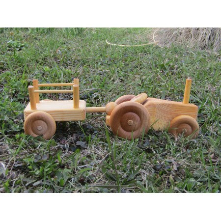 Malý drevený traktor s vlečkou
